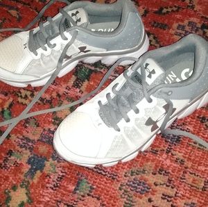 Under Armour White Athletic Running Shoes 6